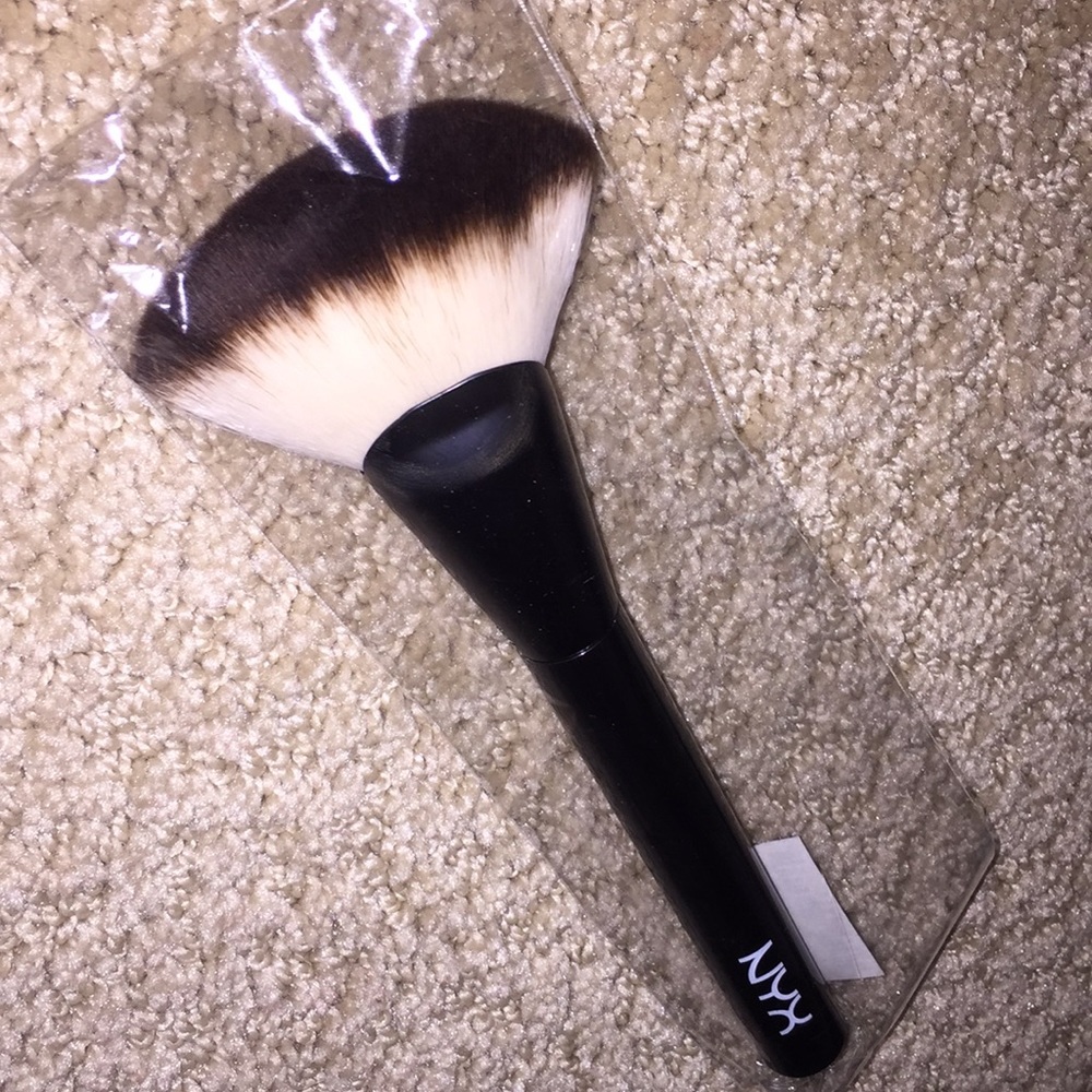 NYX highlight or bronzer brush